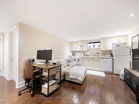 3rd image of 963 Avenue Rd #7