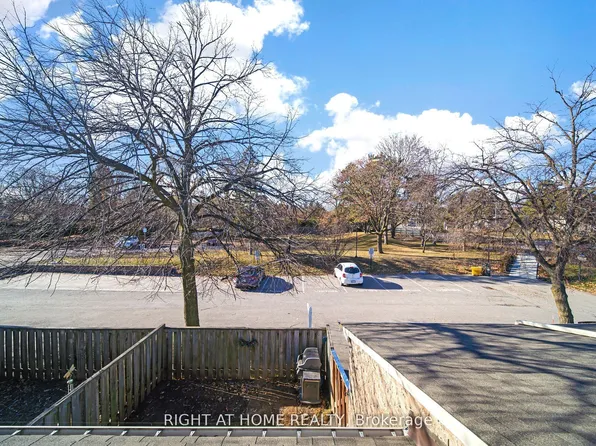 12 Lace Fernway W, Toronto, ON M2J 4L9