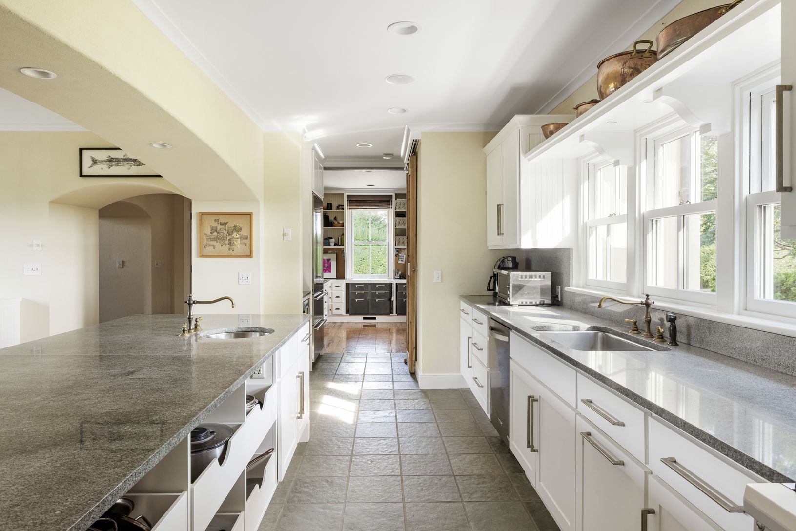  Abundant kitchen storage