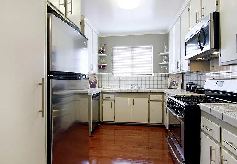 132 S Sweetzer Ave #4 — Photo 4