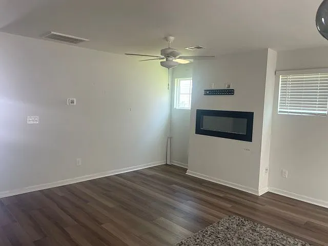 3 bed, 2.5 bath, 1671 sqft, $2,050 — Photo 3