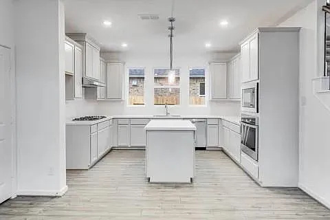 5 bed, 4.0 bath, 2684 sqft, $3,800 — Photo 4