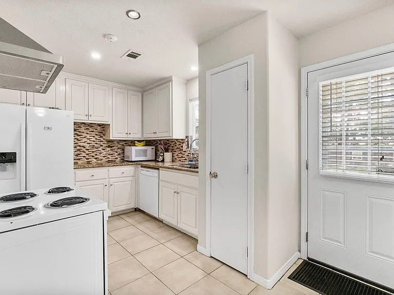 16305 Many Trees Ln — Photo 20