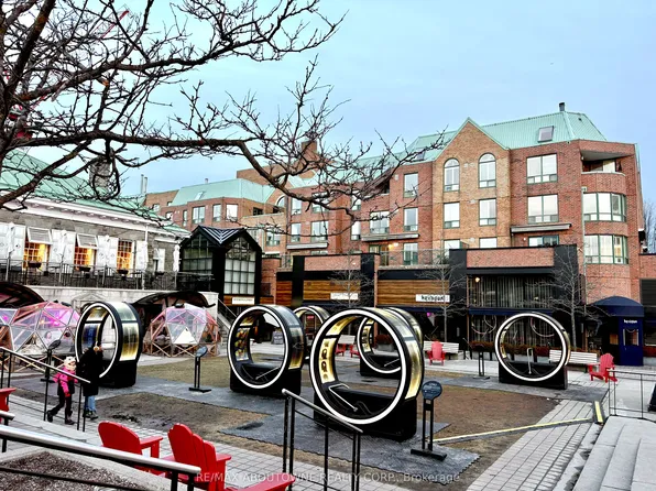 221 Robinson St #2, Oakville, ON L6J 7N9