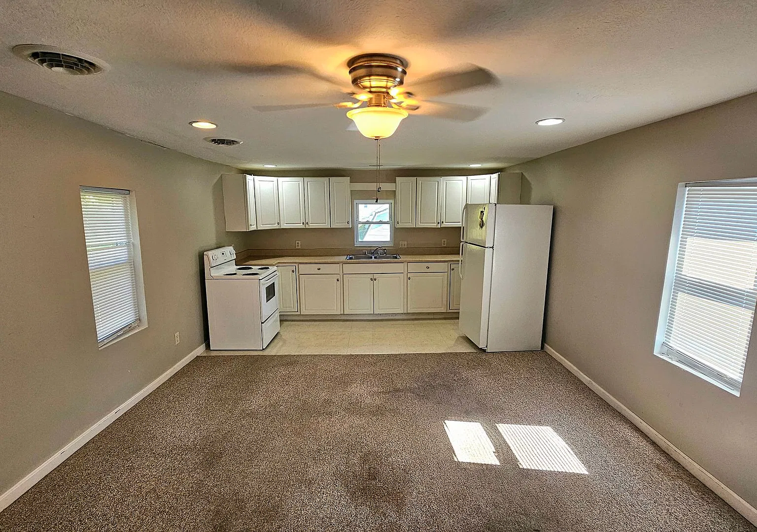 Upstairs 1 Bed 1 Bath Apartment for Rent in Bellville | 189 Markey St Apt B — Photo 2