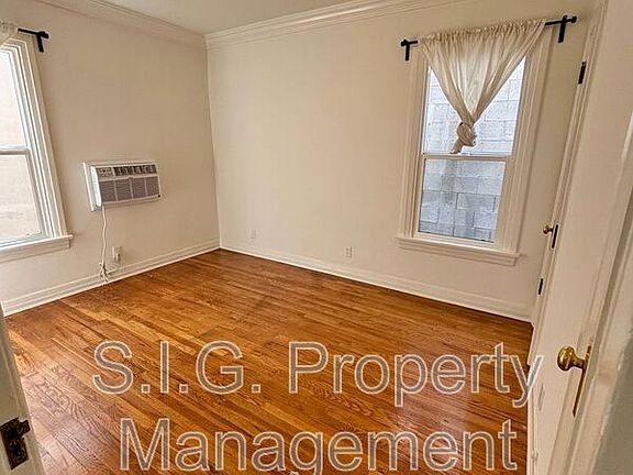 5th image of 2813 Rowena Ave