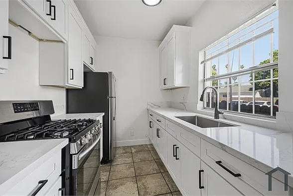 719 W 47th St #2 — Photo 4