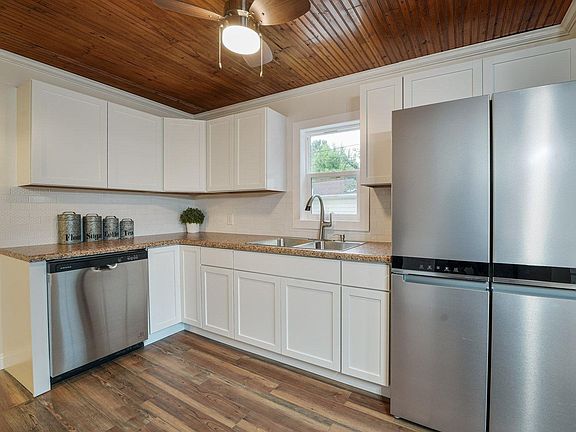 2nd image of 4001 Garden Pl