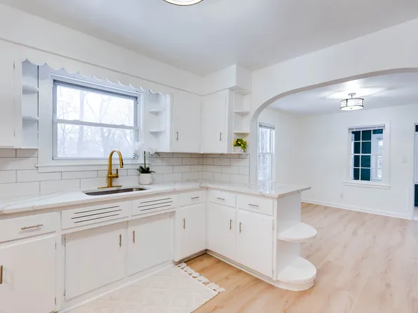 6 Lawrence Ave, New Hartford, NY 13413