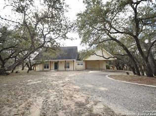 125 Emerald Dr, Floresville, TX 78114