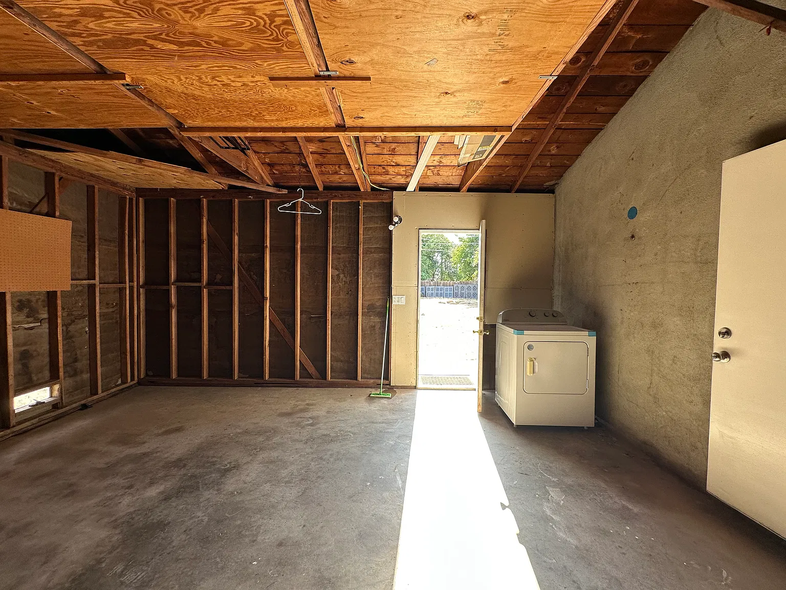 3 bed, 1111 sqft, $1,900 — Photo 3