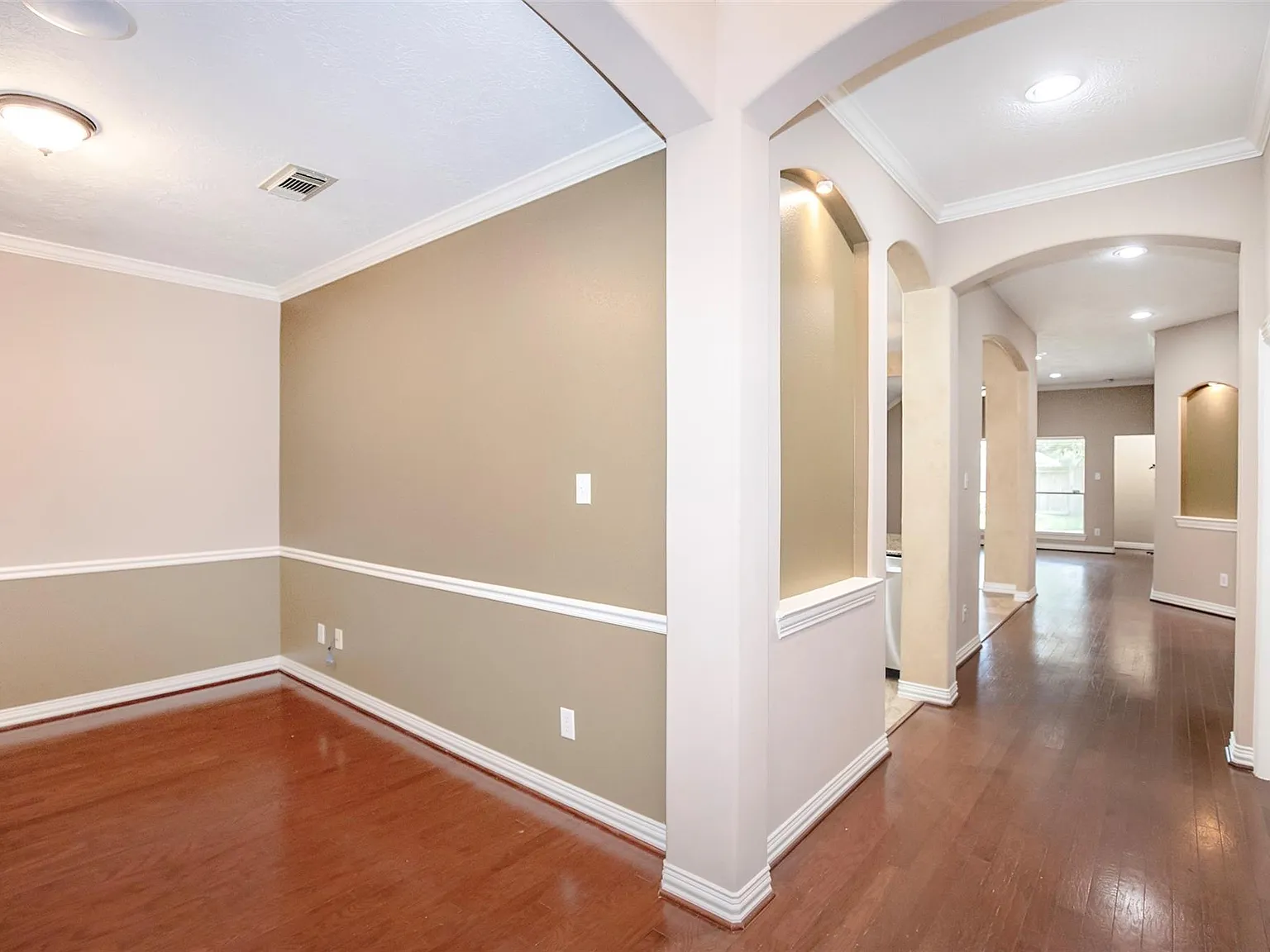 3 bed, 2.0 bath, 1988 sqft, $2,500 — Photo 3