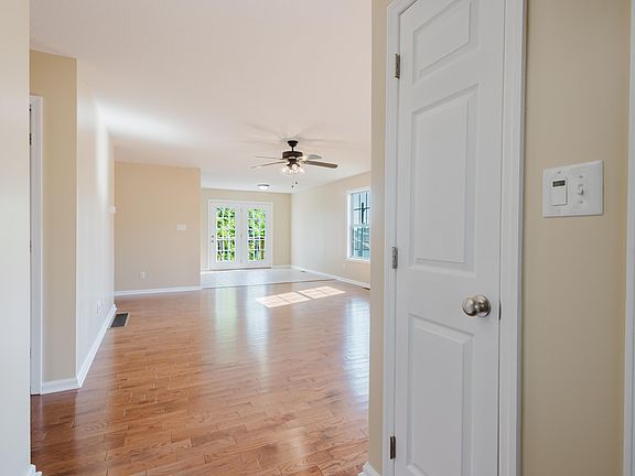 4th image of 105 Newport Ln