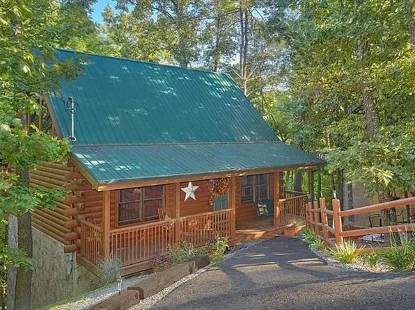 656 Forest Dr, Pigeon Forge, TN 37863