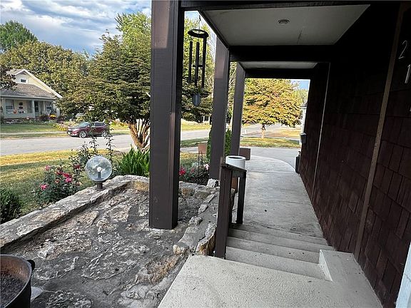 3rd image of 2111 South St