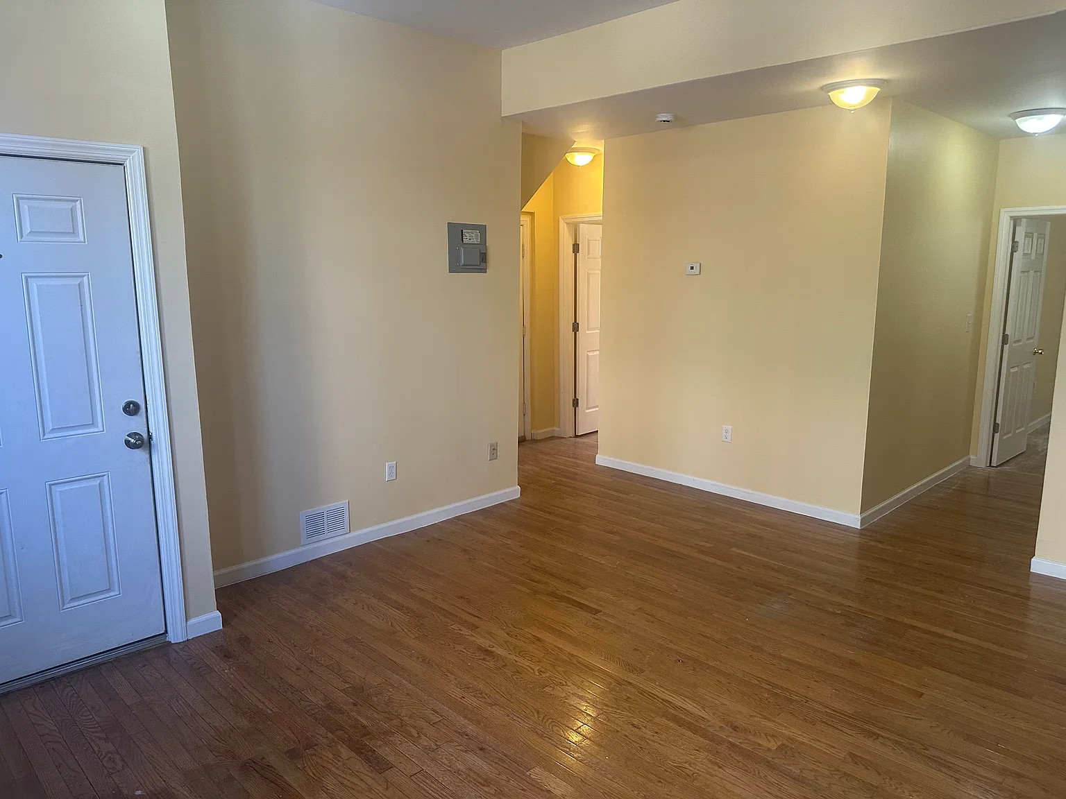 2 bed, 800 sqft, $2,500 — Photo 3