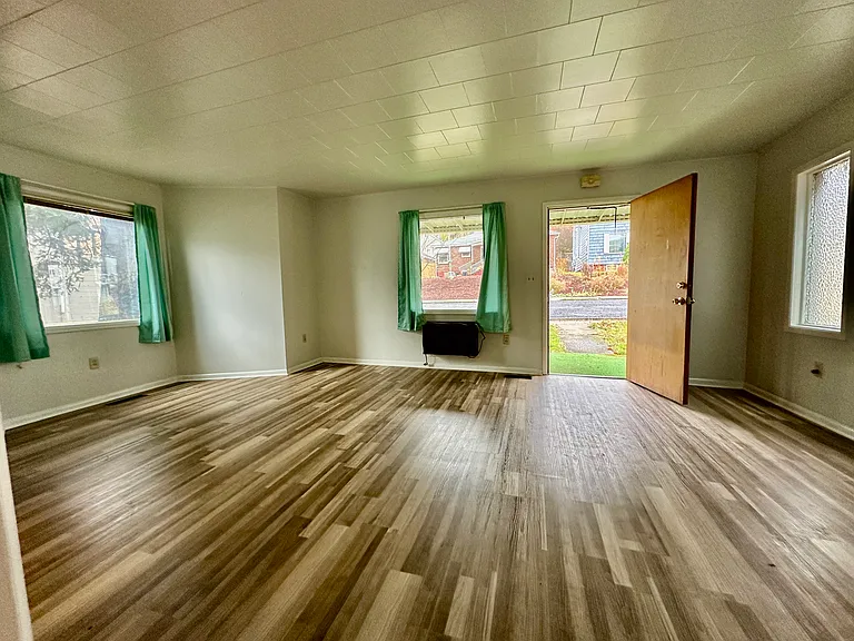 204 S Mill St — Photo 3
