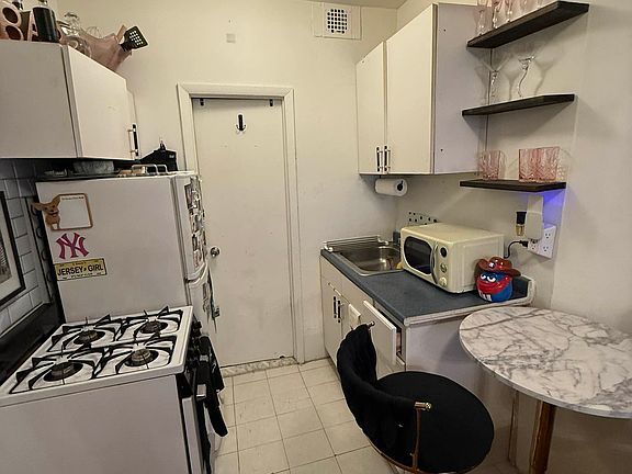 2nd image of 417 E 6th St APT 7