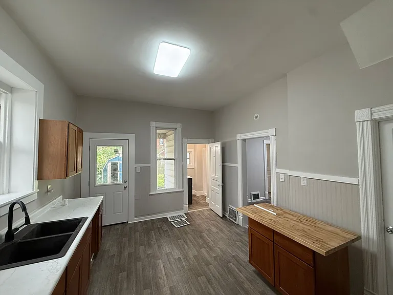 938 W Edwards St — Photo 17