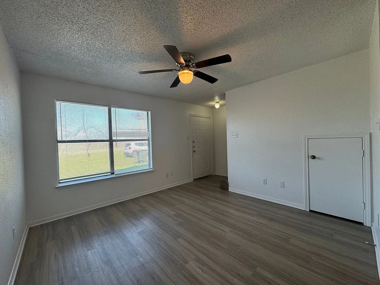 1306 Monroe Lp — Photo 4