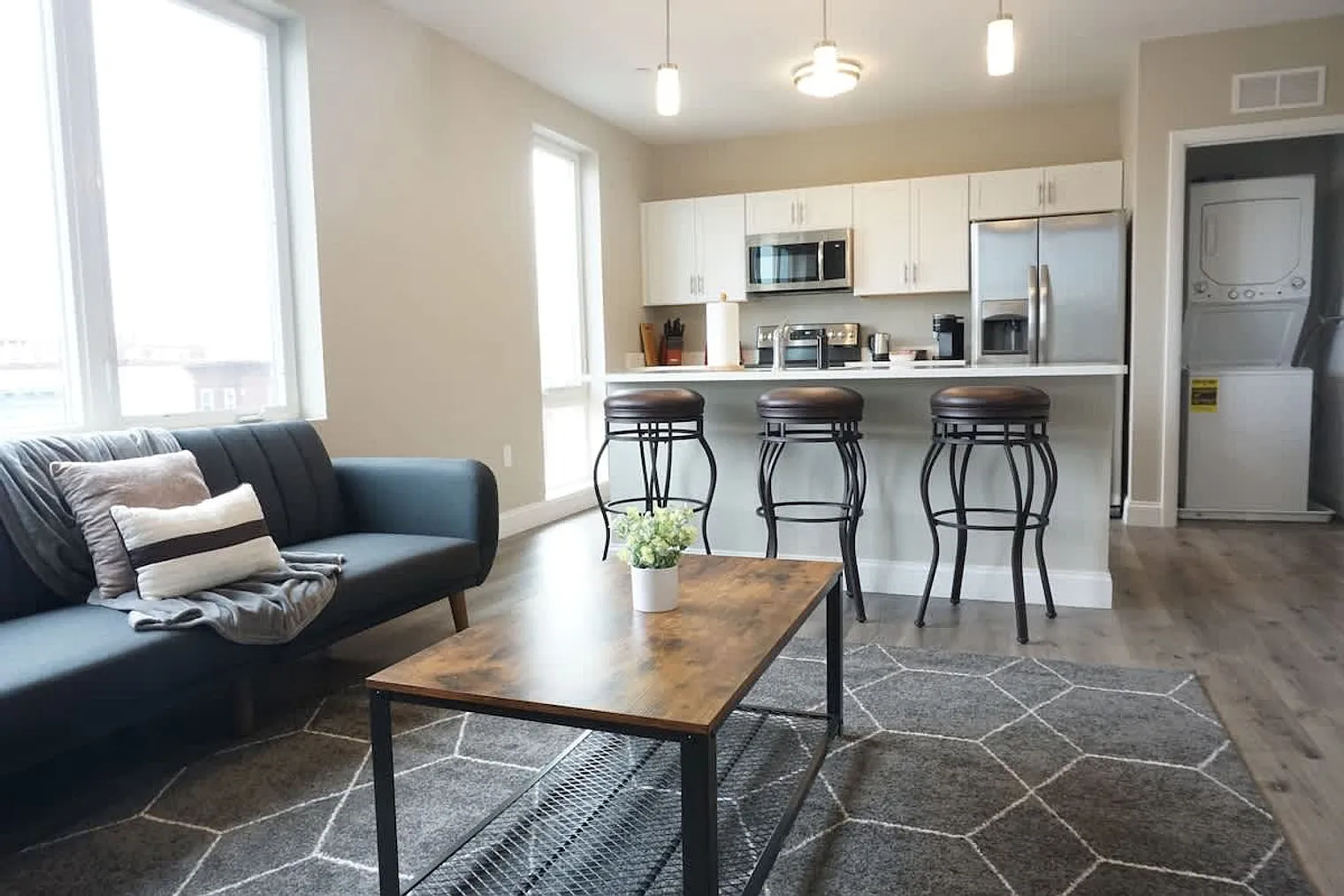 1 bed, 1.0 bath, 731 sqft, $3,623 — Photo 1