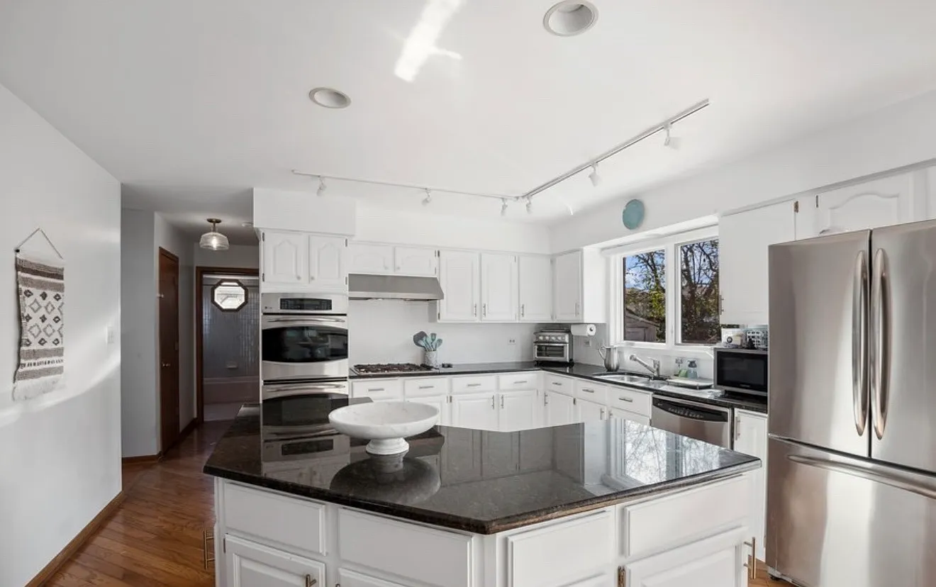 5 bed, 3361 sqft, $5,800 — Photo 4