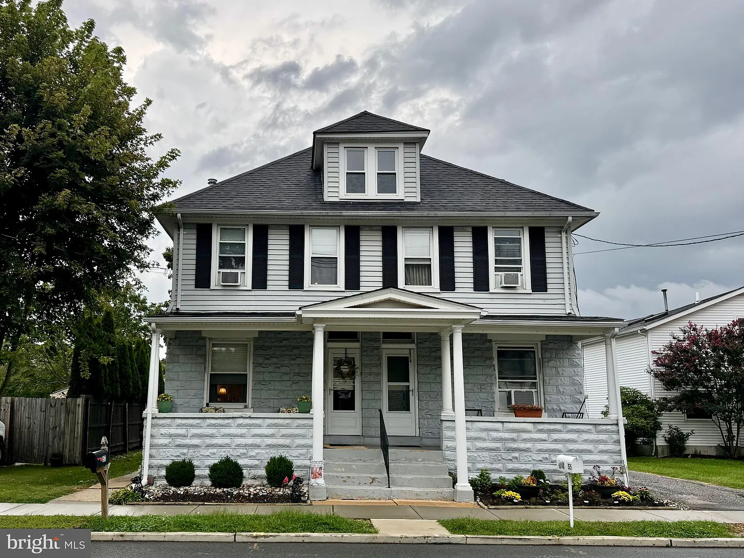 3 bed, 1.0 bath, 1232 sqft, $2,500 — Photo 1