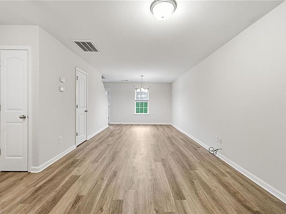 4th image of 1475 Worchester St