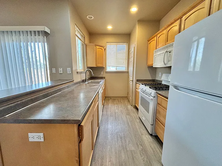 14 SE McKinley Ave #1 — Photo 3