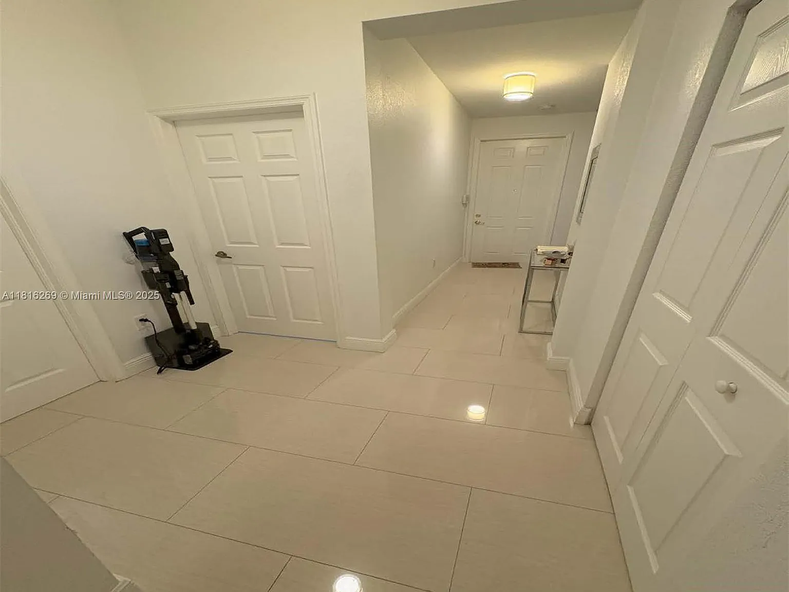 3 bed, 3.5 bath, 2000 sqft, $3,300 — Photo 2