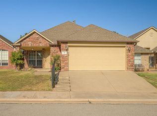 15 S Ridge Pointe Dr, Edmond, OK 73034