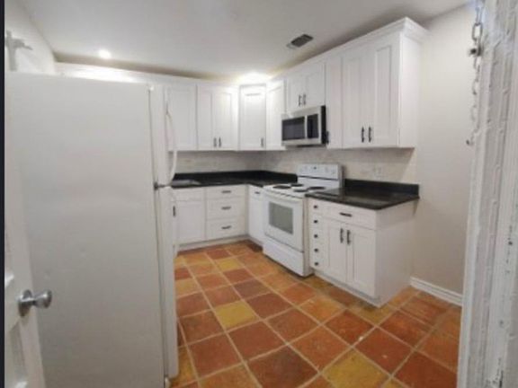 4th image of 736 Coates Dr