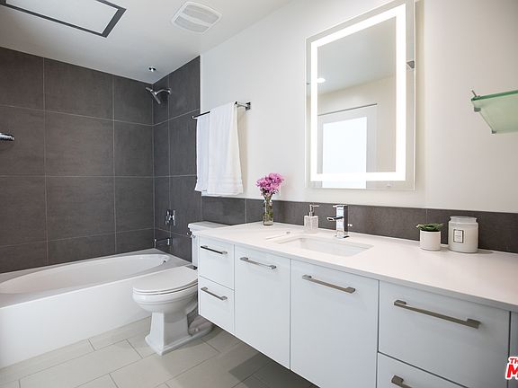 4th image of 939 S Broadway #307
