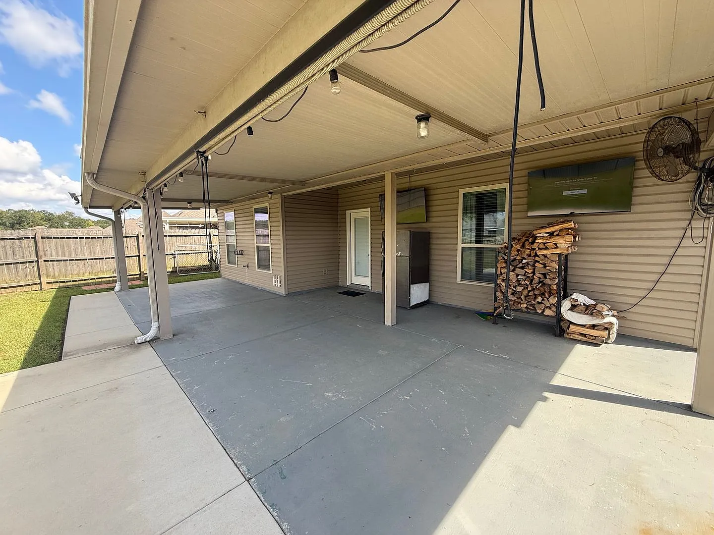 3BD 2BA Waterfront Home — Photo 2