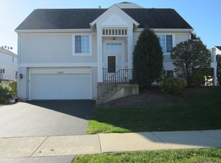 2419 Oakfield Dr, Aurora, IL 60503