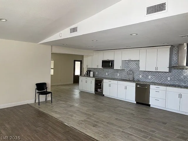 4 bed, 3.0 bath, 5898 sqft, $5,500 — Photo 4