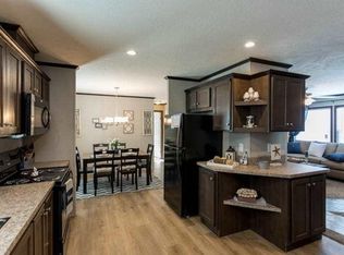 40719 Gasglow Dr, Sterling Heights, MI 48310