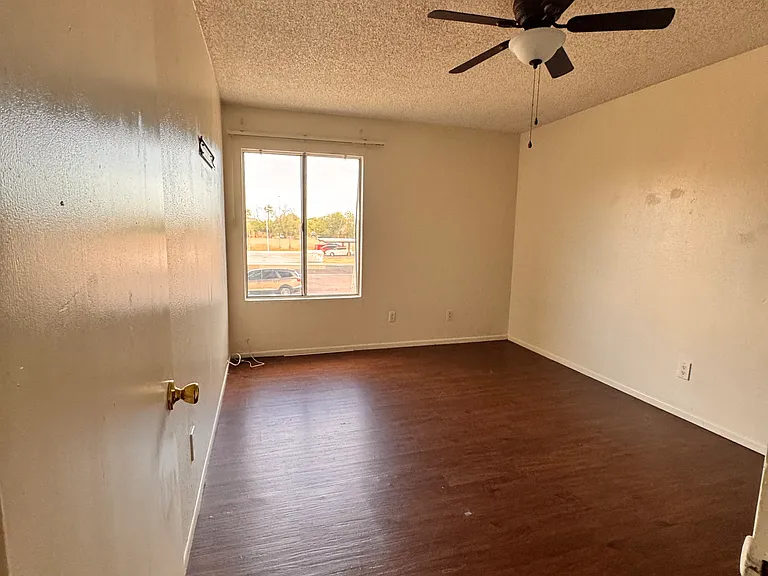 5925 W Townley Ave — Photo 7