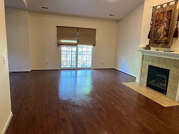 4th image of 2065 Pinecroft Dr #201