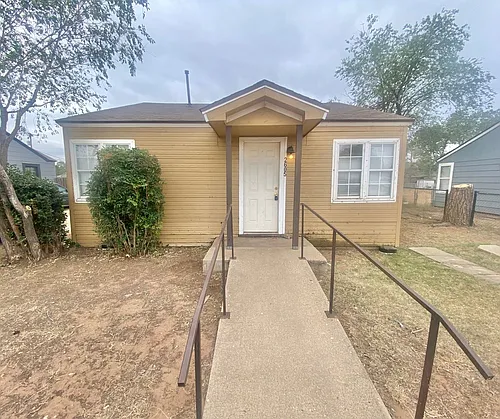 2605 1st St Photo 1