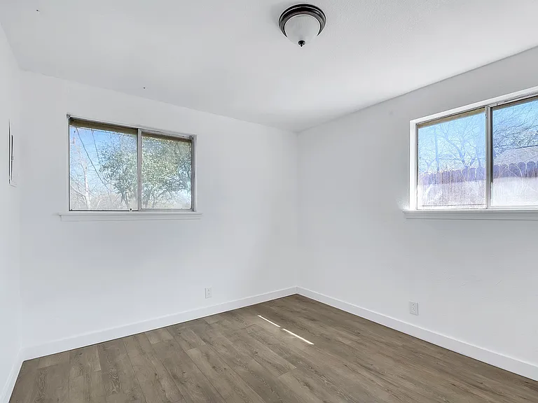 1009 Meadow Park Dr — Photo 6