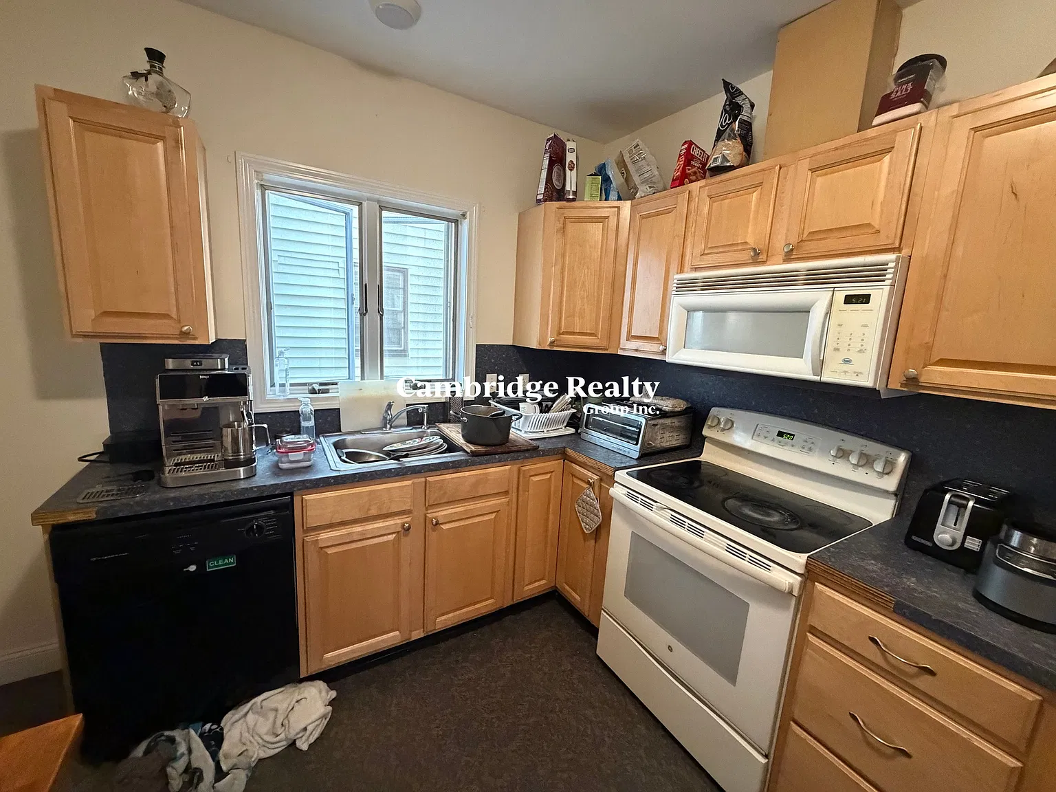 4 bed, 1.0 bath, 1200 sqft, $4,600 — Photo 4