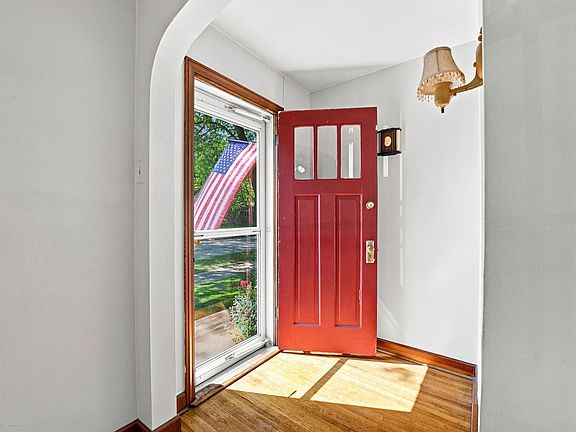 5th image of 748 E Jackson St