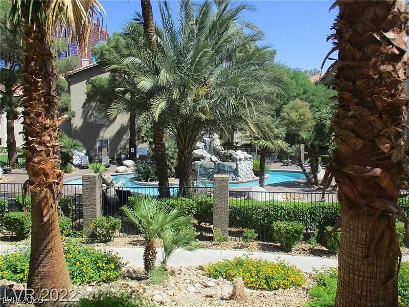 2 bed, 2.0 bath, 902 sqft, $1,800 — Photo 2