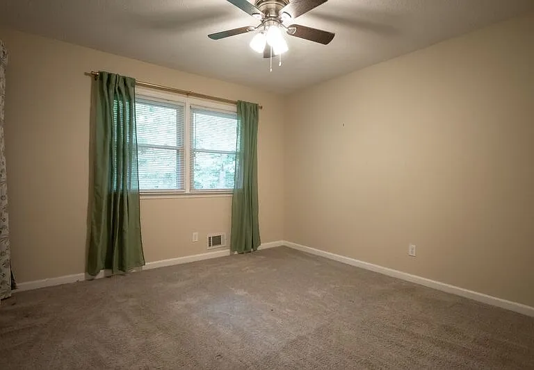 281 Rhodes Dr — Photo 28