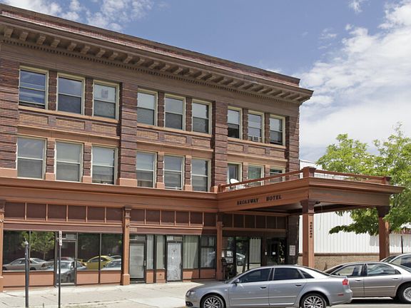 Broadway Hotel front_07092021