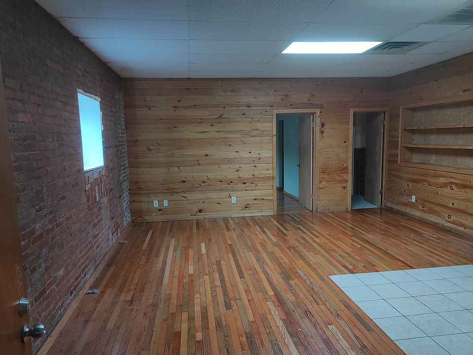2nd image of 200 Main St W