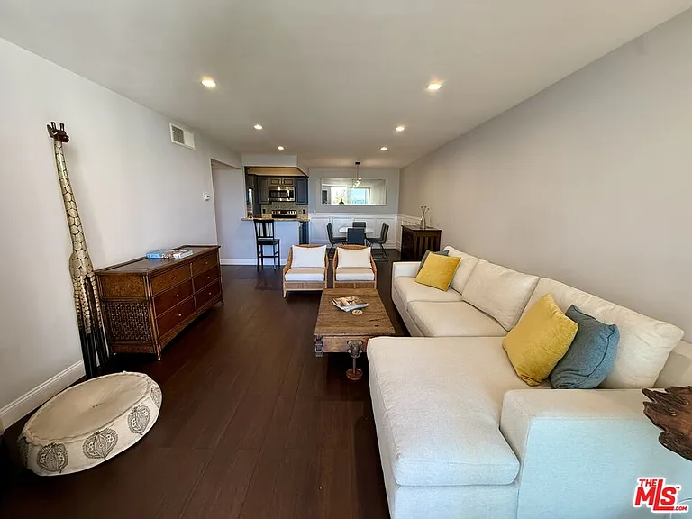 8530 Holloway Dr #318 — Photo 5
