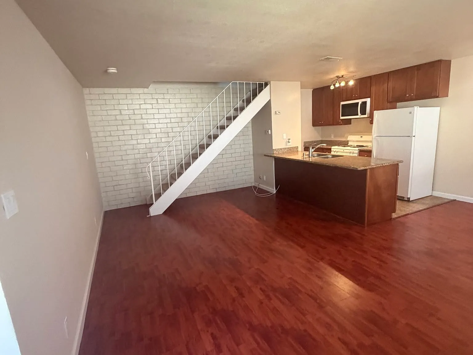 2 bed, 903 sqft, $2,600 — Photo 2
