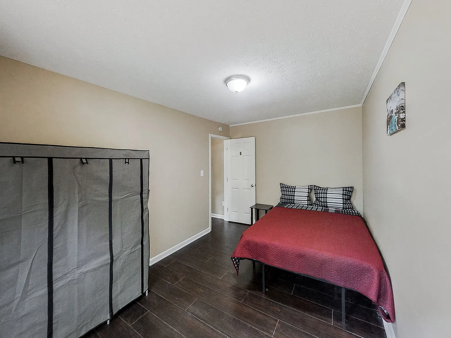 4 bed, 2.0 bath, 1914 sqft, $702 — Photo 2